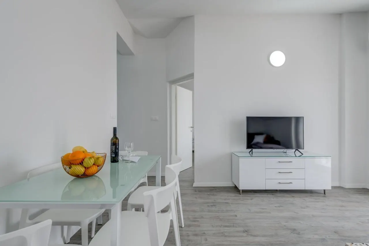 Spacious Modern Apartment Miljak - 1Min To The Beach Traù