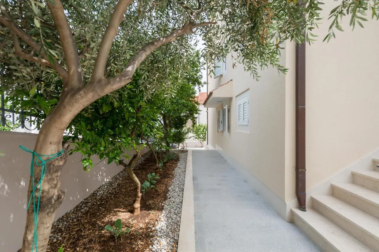 Spacious Modern Apartment Miljak - 1Min To The Beach Trogir