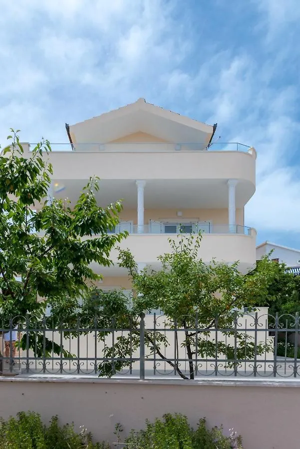 Spacious Modern Apartment Miljak - 1Min To The Beach Traù Croazia