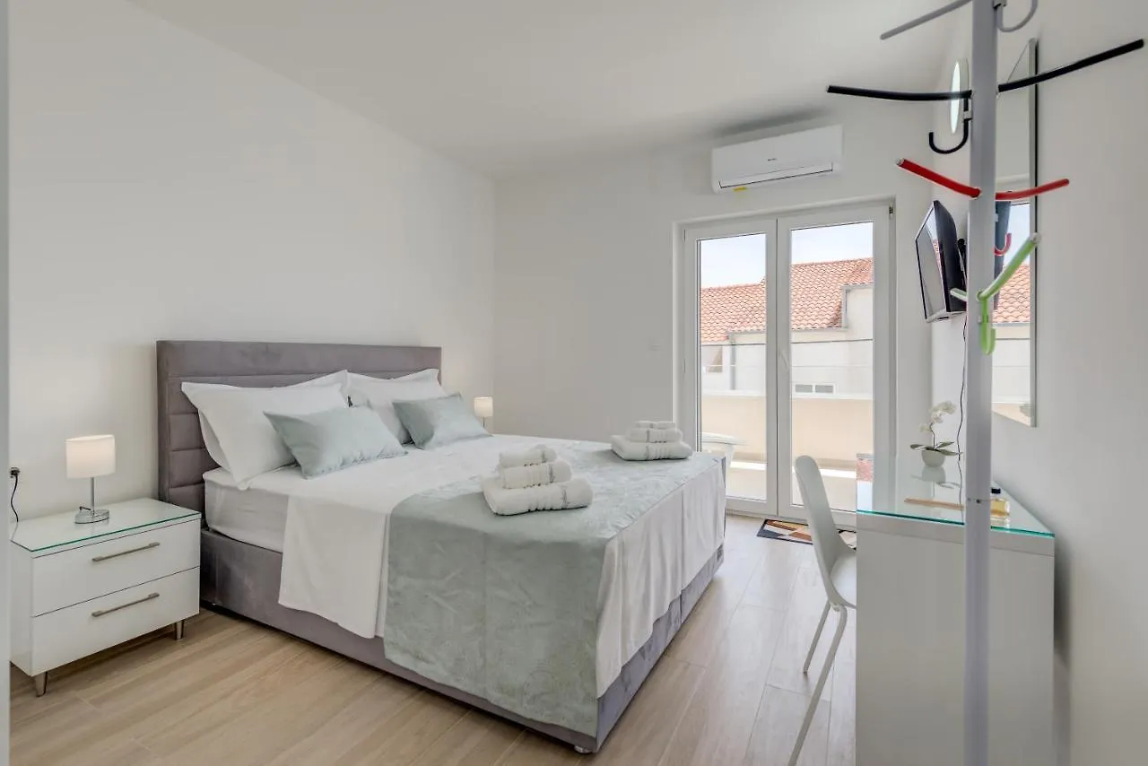 Spacious Modern Apartment Miljak - 1Min To The Beach Traù Croazia