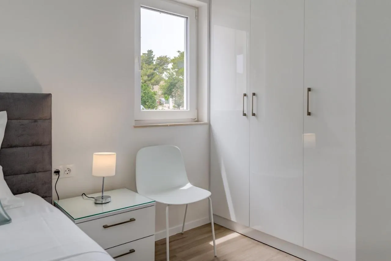 Spacious Modern Apartment Miljak - 1Min To The Beach Traù 0*,