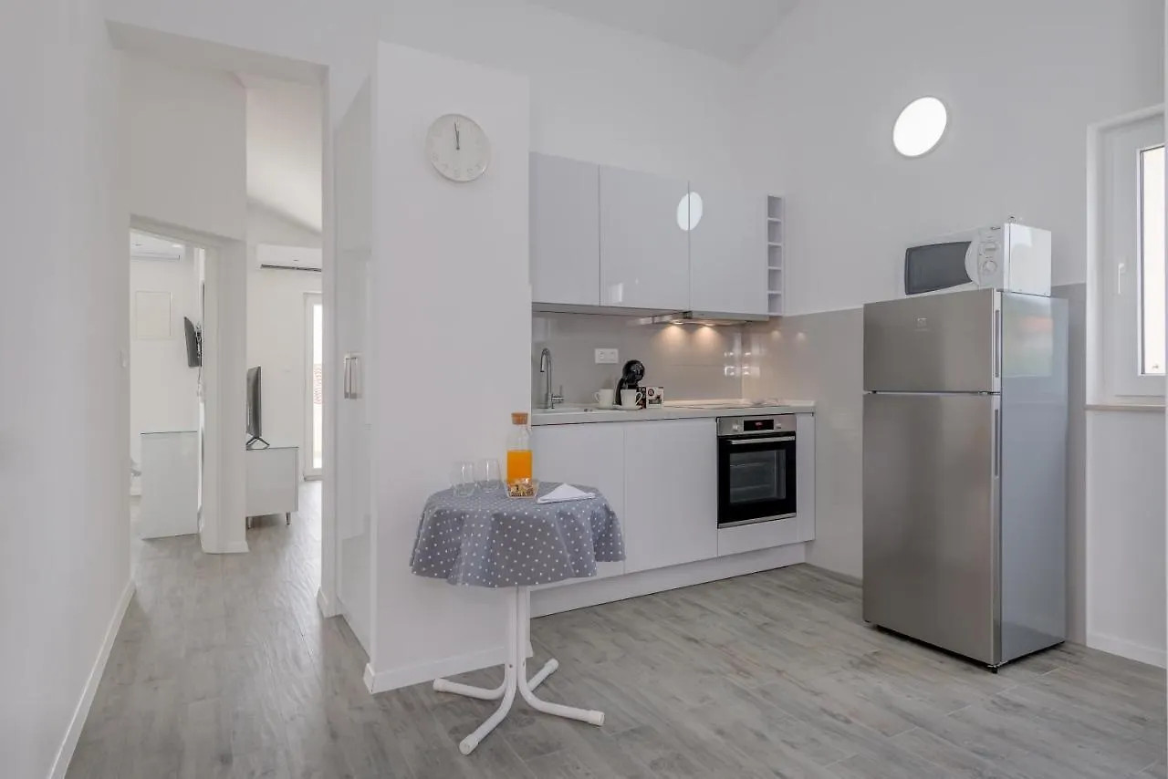 Spacious Modern Apartment Miljak - 1Min To The Beach Traù