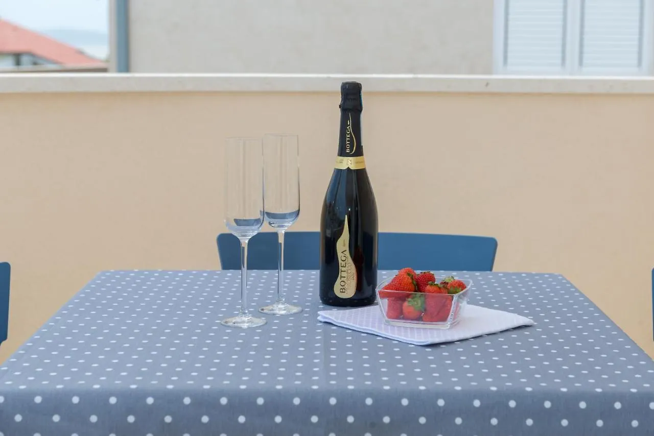 Spacious Modern Apartment Miljak - 1Min To The Beach Trogir