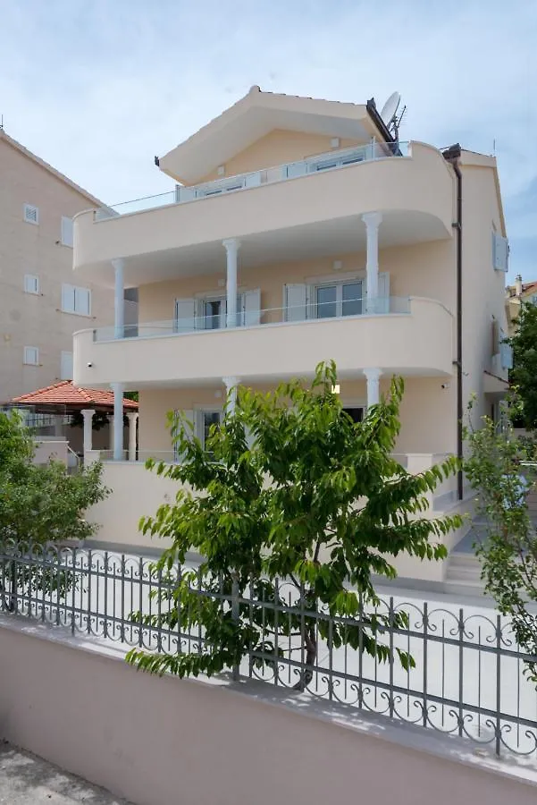 Spacious Modern Apartment Miljak - 1Min To The Beach Traù