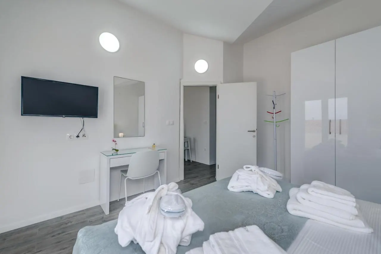 Spacious Modern Apartment Miljak - 1Min To The Beach Traù