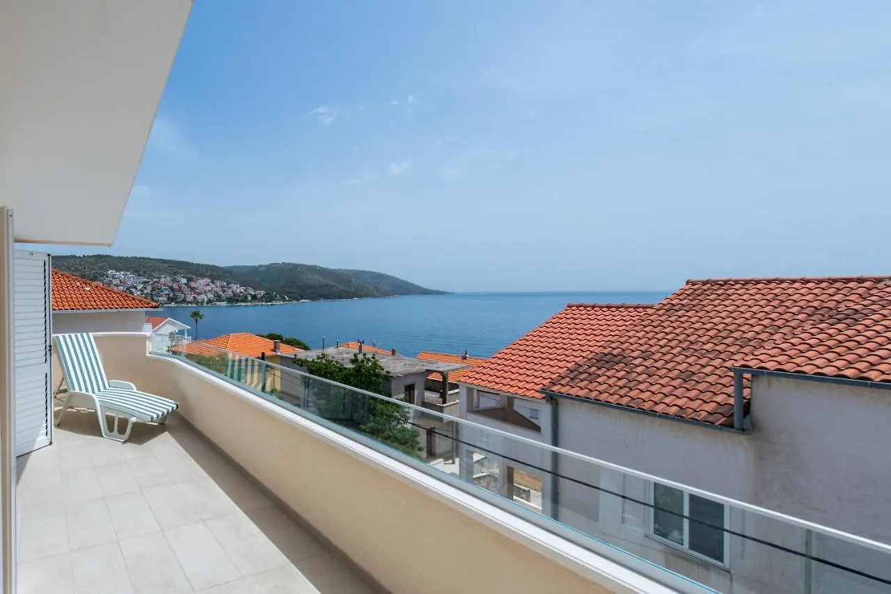 Spacious Modern Apartment Miljak - 1Min To The Beach Traù 0*,  Croazia